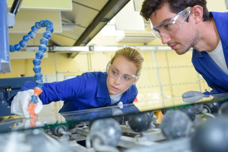 Die Glasbranche bietet eine große Auswahl an Ausbildungsmöglichkeiten für junge Frauen und Männer, künftig auch als Flachglastechnologe. - © BAGV Glas+Solar
