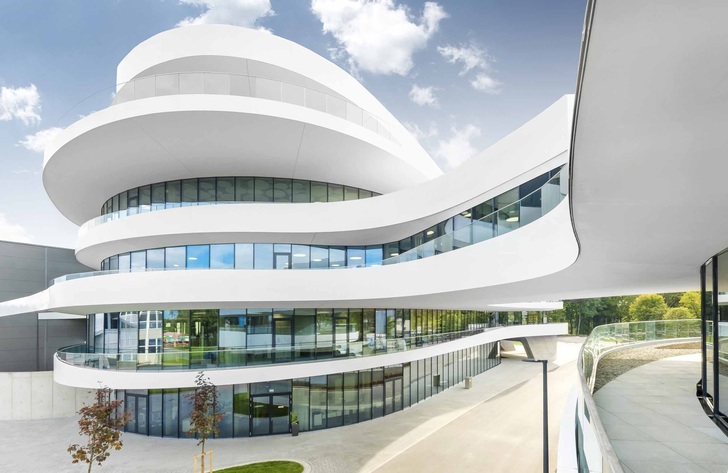 Bei dem geschungenen Neubau war es das Ziel des Bauherren, die Grenze zwischen Fertigung und Verwaltung aufzuheben.