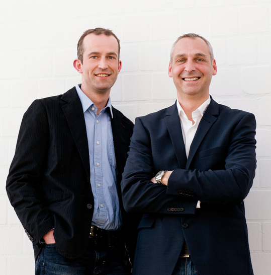 “Wir bündeln unser über die Jahre gewachsenes Know-how für Smart Home jetzt in einer eigenen Firma. Das ist ein wichtiger Schritt, um unser traditions-reiches Unternehmen weiter auf die Zukunft auszurichten.“ Paco Schüt (l.) und Hermann Frerichs, Geschäftsführer Schüt-Duis Fenster und Türentechnik