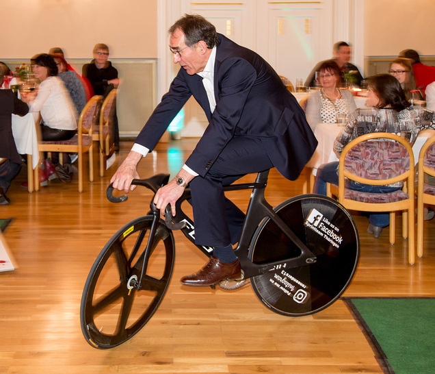 TMP sponsort in Zukunft den Bahnradsportler René Enders. Dieser brachte sein Sportgerät zur TMP-Feier mit und Geschäftsführer Bernhard Helbing ließ es sich nicht nehmen, mit dem Rennrad eine Runde durch den Saal zu drehen - © TMP
