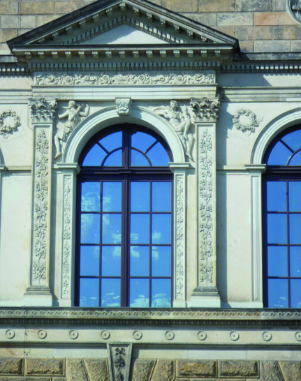 Die Fenster verfügen über stark profilierte Kämpfer. Für die extra hierfür entwickelte glasteilende Sprosse besteht Musterschutz.
