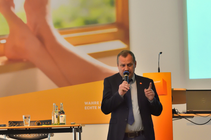 FSH Bayern Vorstand Peter Arlt führt durch das Vortragsprogramm