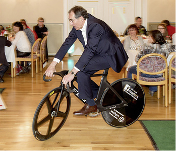 <p>
</p>

<p>
TMP sponsort in Zukunft den Bahnradsportler René Enders. Dieser brachte sein Sportgerät zur TMP-Feier mit und Geschäftsführer Bernhard Helbing ließ es sich nicht nehmen, mit dem Rennrad eine Runde durch den Saal zu drehen.
</p> - © Foto: TMP

