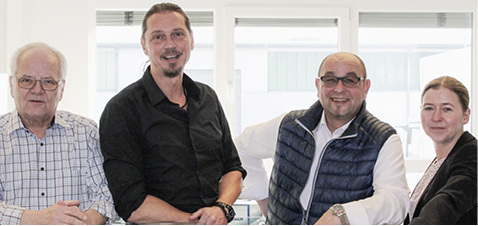 



v.l.: Heinz-Diether Fuhrmann (Gebiet West), Markus Hof (Gebiet Süd-Ost) und Dietmar Hafner (Österreich und Schweiz) werden von Nathalie Peters, Business Development Manager, begrüßt.
