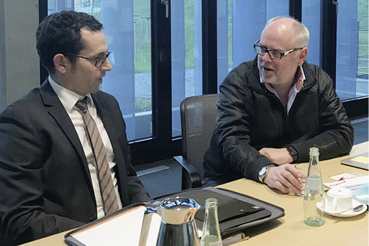 



GLASWELT Redakteur Olaf Vögele im Gespräch mit dem Geschäftsführer des RAL Thomas Roßbach. Dabei waren auch der Referent Gütezeichen Joachim Hauser und Kommunikationsleiter Wolfgang Lang.
