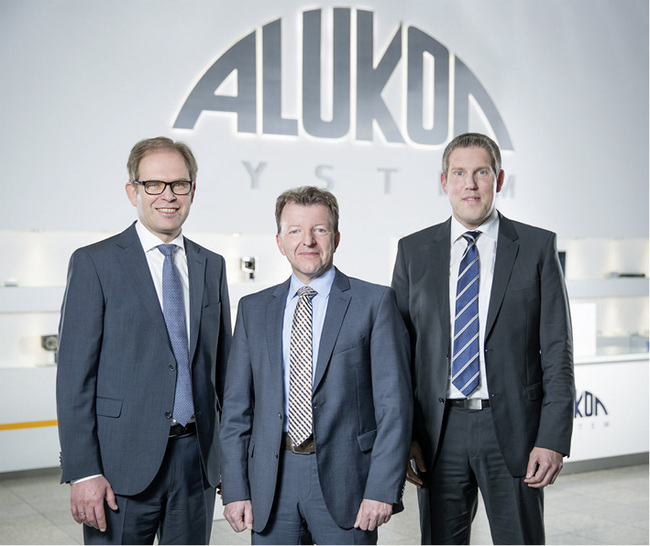 <p>
</p>

<p>
Klaus Braun, Geschäftsführer Alukon KG; Thomas Burghardt, Geschäftsführer Schlotterer rollcom und Jörn Wilberg, Vertriebsleiter bei Alukon (v.l.n.r.) freuen sich über die Zusammenlegung der Marken Alukon und Schlotterer rollcom und die Chancen, die sich damit für die Unternehmen bieten.
</p> - © Foto: Alukon

