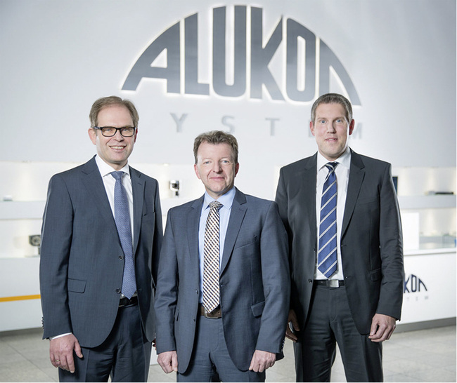 



Klaus Braun, Geschäftsführer Alukon KG; Thomas Burghardt, Geschäftsführer Schlotterer rollcom und Jörn Wilberg, Vertriebsleiter bei Alukon (v.l.n.r.) freuen sich über die Zusammenlegung der Marken Alukon und Schlotterer rollcom und die Chancen, die sich damit für die Unternehmen bieten.
