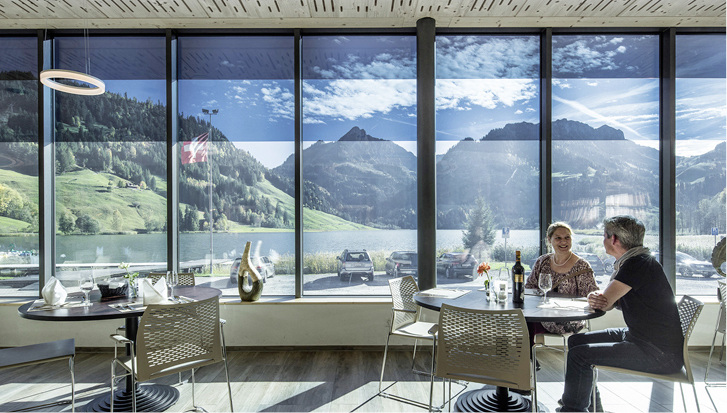 <p>
</p>

<p>
Auch in der Hostellerie am Schwarzsee in der Schweiz sorgen die schaltbaren Sage-Gläser für Sonnenschutz im Glas.
</p> - © Foto: SageGlass / Fotograf Adrien Barakat

