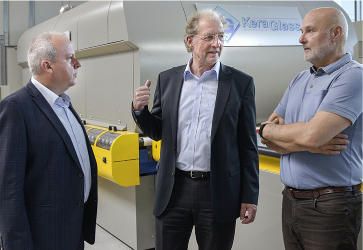 



Heiko Schuh (A+W), GF Carl Pinnekamp (Mitte) und Produktionsleiter Heiko Zischke (r.) vor dem ESG-Ofen
