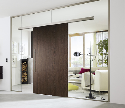 



Mit den Schiebetürsystemen der Muto-Familie lassen sich sowohl Glas- als auch Holztürblätter bewegen. Die komplette Technik sitzt in einem schmalen Profil.
