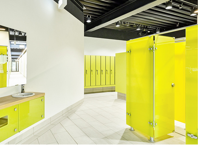 



Im Umkleidebereich des Bades setzen die gläsernen Trennwände und Garderobenfronten von Schäfer ansprechende optische Akzente.
