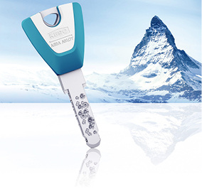 



Der Aktivkopierschutz Omega2 besteht aus integrierten beweglichen Elementen im Schlüssel, welche durch gleich mehrere Trennlinien im Zylinder abgefragt werden.
