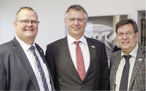 <p>
</p>

<p>
Die beiden Geschäftsführer Frank Koos (l.) und Ulrich Tschorn (r.) mit dem VFF-Präsidenten Detlef Timm
</p> - © Foto: VFF

