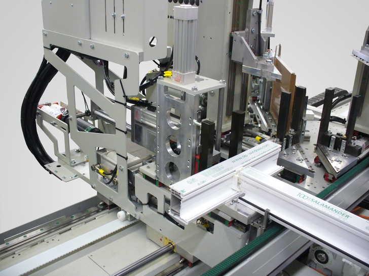 Auf einer neu konstruierten Einheit (Schleppkopf) von Urban wurde die Maschinenperipherie designed.