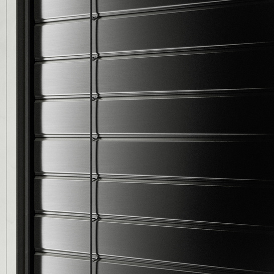 In der Endleiste wird durch eine zusätzliche Mechanik über die Rollenwagen die Hochschiebehemmung des Raffstores realisiert.