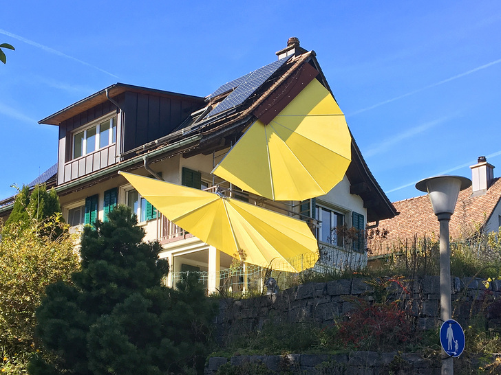 Man könnte schnell auf die Idee kommen, die einfach von Hand zu bedienende Fächermarkise auf den ersten Blick fast mit einem Schirm zu verwechseln.