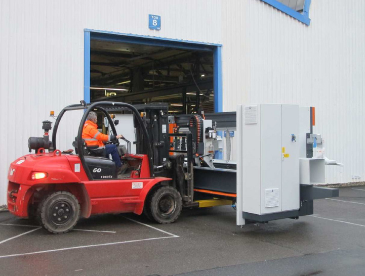 Die neue Maschine braucht zwar nur eine verhältnismäßig kleine Stellfläche, der Aufbau war dennoch eine Herausforderung.