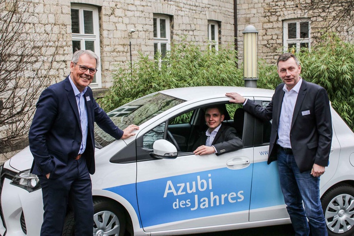 Azubi des Jahres wurde Kai Schober aus Gießen, der jetzt das Azubi-des-Jahres-Autos für ein Jahr nutzen darf. Links im Bild Hermann Schüller, Geschäftsführender Gesellschafter der Semcoglas-Gruppe. - © Semcoglas
