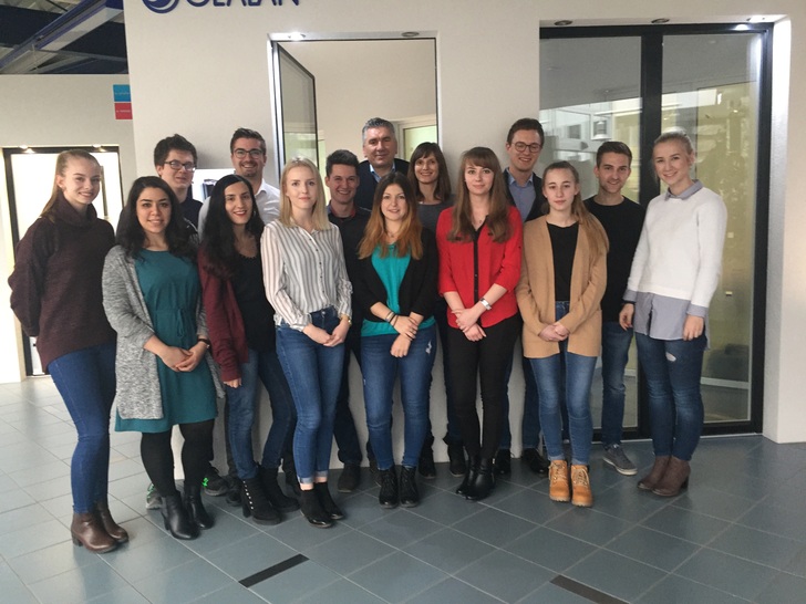 Geschäftsführer Ivica Maurović (Bildmitte) mit der Gruppe “Digital Natives“.