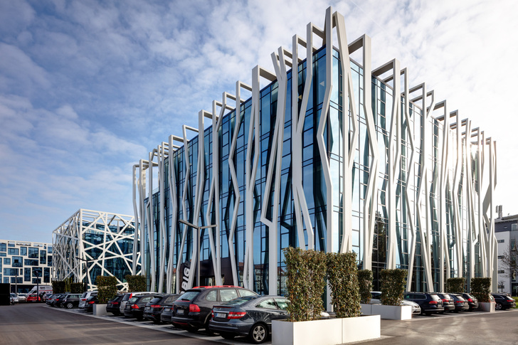 Der impossante gläserne Bürobau bietet viel Komfort durch die natürliche Belichtung und Belüftung der Arbeitsplätze.