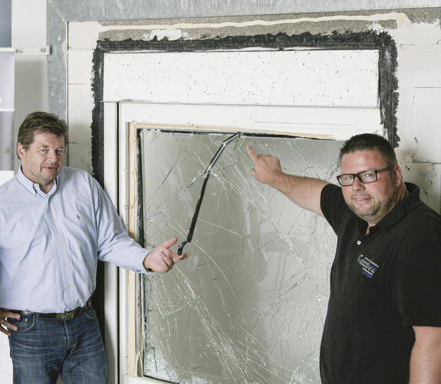 Alexander Dupp (r.) mit Redakteur Camillo Kluge an einem ­Prüfstand.