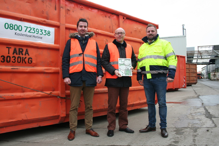 v.l.: Marvin Ronchi (Meinhardt) und Michael Vetter (Rewindo) zusammen mit Jörg Schiffner vom Rewindo-Recyclingpartner Dekura - © Rewindo
