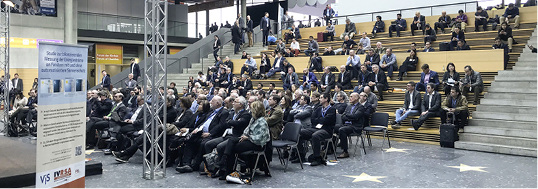 



Die offene Positionierung des ES-SO Workshops im Atrium der Messe Stuttgart zeigte sich angesichts der hohen Besucherzahlen als die richtige Entscheidung.
