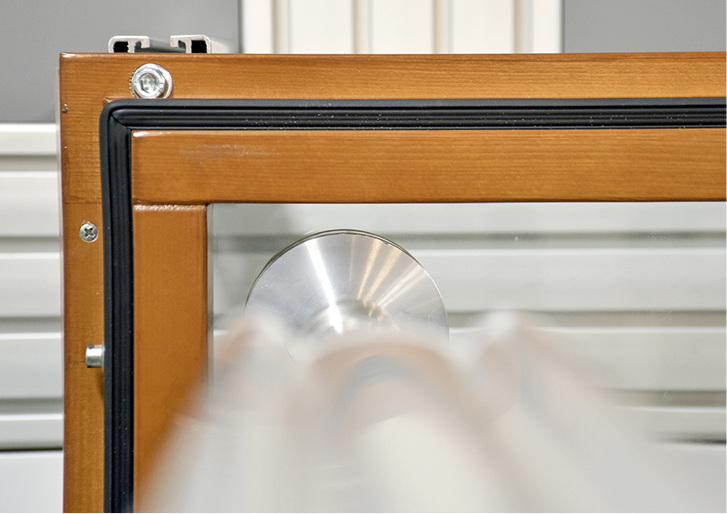 



Bei Lohmann in Neuwied wird gemeinsam mit dem Kunden an Lösungen weitergeforscht (im Bild die Klebelösungen SDG Holz im Dauerbelastungstest).
