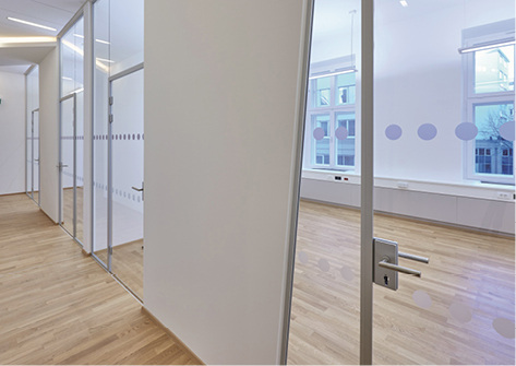 
Mit dem CRL Office ist in Nürnberg ein Zargensystem mit sehr schlanken Klemmprofilen für transparente Raumteiler zu sehen.



