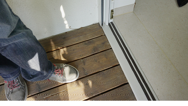 



„Bis heute funktioniert die schwellenfreie Magnet-Doppeldichtung ausgezeichnet“, berichtet Ernst Schönhaar, der Kuratoriumsvorsitzende der Stiftung Espachstift. Wahrscheinlich war das Espachstift bundesweit der erste Altenhilfeträger, der konsequent schwellenfreie Außentüren selbst bei den Terrassen- und Balkontüren umgesetzt hat. 
