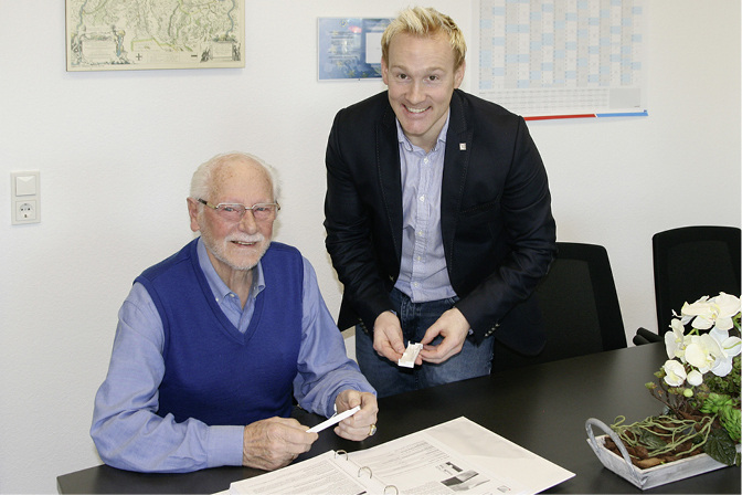 



Heinz Becks (l.) und Thomas Verhoeven über eine Arbeitsmappe zum Regel-air gebeugt.
