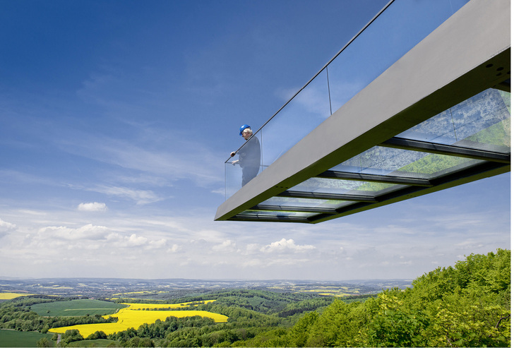 



Der Skywalk im Harz ragt über einer 100 m hohen, fast senkrechten Felsfront am Westrand des Berges Sonnenstein hinaus.
