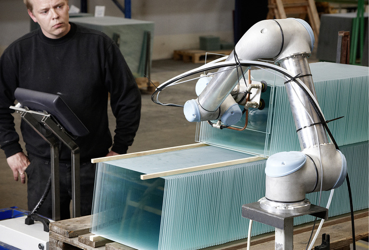 
Eine Schutzumhausung entfällt beim Einsatz der kollaborierenden Roboter von UR. Nach erfolgreich abgeschlossener Risikobeurteilung können sie unmittelbar neben dem Menschen arbeiten.



