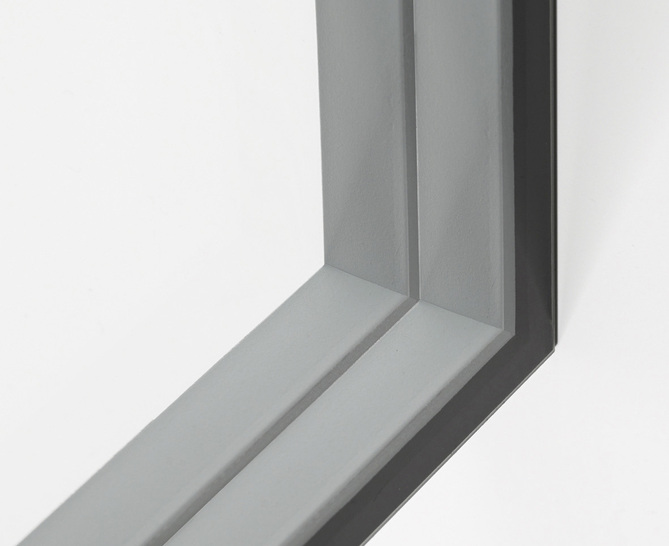 Die schaumstoffbasierten Edgetech-Spacer können mittels Roboter millimetergenau parallel appliziert werden. Das gilt auch für komplexe Aufbauten wie Stufen-Isolierglas und 4-fach-ISO.