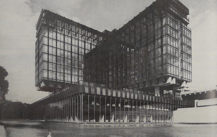 Im belgischen Verwaltungsbau Royal Belge wurden in den 1970er Jahren bereits bis zu 11m lange Gläser verbaut. Diese waren abgehängt. - © GLASWELT Archiv
