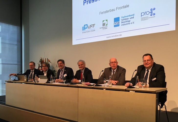 Die Verbände stellten die Ergebnisse der gemeinsamen Martkstudie auf den FENSTERBAU 2018 vor.
