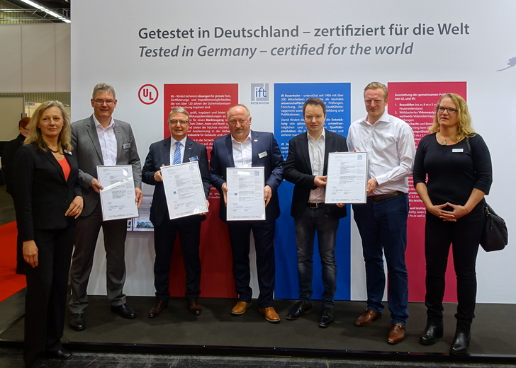 v.l.: Karin Lieb, Produktmanagerin Glas und Baustoffe, ift Rosenheim GmbH; Martin Wiesmann, Bereichsleiter RTS Industrie, Remmers GmbH; Günther Weinbacher, Leiter Schulungsmanagement, Hermann Otto GmbH; Martin Stöger, Vertriebsleiter Industrie Holzfarben und Lacke, Remmers GmbH; Paul Kemmel, Project Engineer Building & Construction, Lohmann GmbH & Co. KG; Matthias Müller, Senior Market Manager Building & Construction, ebenfalls Lohmann GmbH & Co. KG und Projektleiterin Monika Huttner vom ift Rosenheim. - © ift Rosenheim
