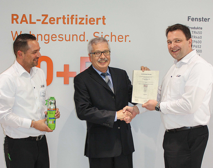 Übergabe des RAL Gütezeichens auf der FRONTALE 2018: Björn Nierhoff, Produktmanager Central Europe tremco illbruck (l.), Bernfried Stache, Vorstand der RAL-Gütegemeinschaft Fugendichtungskomponenten und —systeme (m.) und Torsten Windprechtinger, Director Marketing & Product Management Central Europe tremco illbruck (r.)