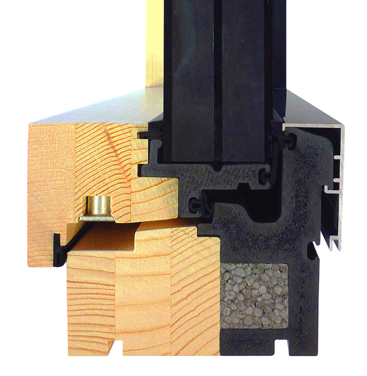 Passivhaus-Fensterrahmen als Multi-Material-Konstruktion: Das zweiteilige Profilsystem von SLS aus einem extrudierten PVC-Hartschaum (grau) mit offenporigem Gefüge und durchgehendem Kern aus Neopor® wirkt thermisch isolierend und leistet einen wesentlichen Beitrag zu den exzellenten Wärmedämmwerten des neuen Fensters.