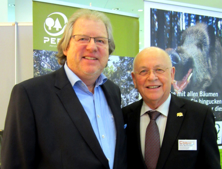 BPH-Geschäftsführer Heinz Blumenstein (r.) und Bernd Bielen vom IBT Netzwerk für Nachhaltigkeit. - © Bundesverband ProHolzfenster
