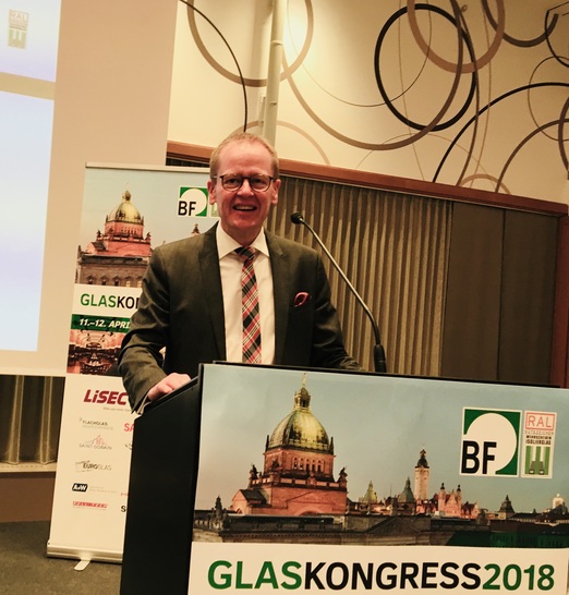 Jochen Grönegräs begrüßt die Glasbranche in Leipzig.