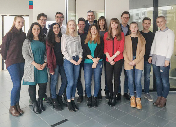 
Geschäftsführer Ivica Maurovi (Bildmitte) mit der Gruppe „Digital Natives“.



