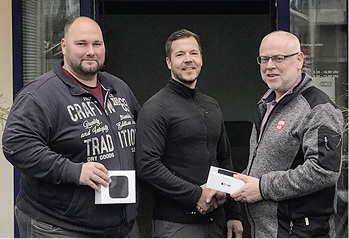 



Preisübergabe der Apple TVs durch Initiator Olaf Vögele an Daniel Steigleder und Markus Footh (v. l.).
