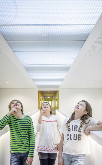 



Der mit Tageslicht beleuchtete Steg überspannt die neue Pausenhalle und wird dabei von vier Lamilux Glaselementen indirekt mit Licht versorgt.
