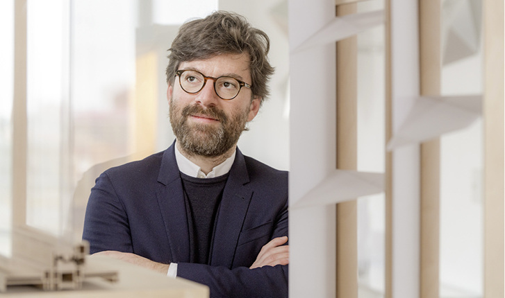 <p>
</p>

<p>
Entwicklung eines Belüftungssystems für doppelverglaste Fassaden mit Dr.-Ing. Philipp Lionel Molter
</p> - © Foto: Andreas Heddergott / Technische Universität München

