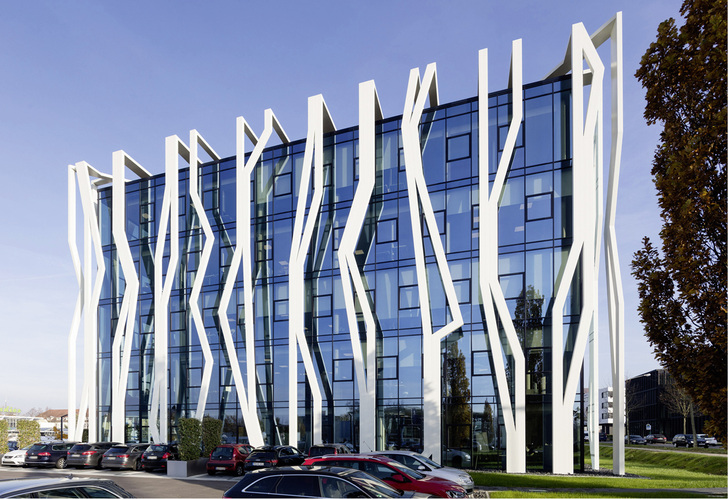 <p>
</p>

<p>
Der imposante gläserne Bürobau bietet viel Komfort durch die natürliche Belichtung und Belüftung der Arbeitsplätze.
</p> - © Dirk Wilhelmy, Stuttgart

