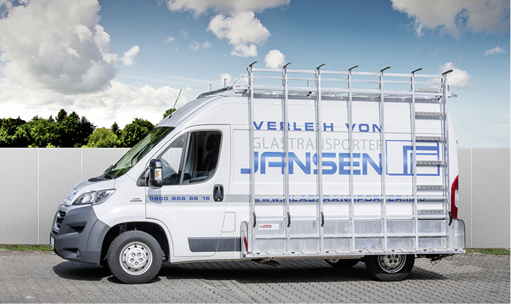 



Kann im Notfall schnell und einfach gebucht werden: Der Jansen Glastransporter mit vormontiertem Dachträger und Außenreff sowie mit passender Innenausstattung.
