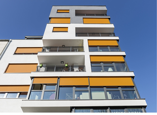 



Weiß, Grau und Orange dominieren im Wechselspiel an der Fassade des Düsseldorfer Wohnhauses und schaffen so ein individuelles Farbenspiel, das durch die Nutzer jeden Tag aufs Neue kreiert wird. 
