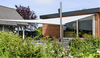 



Mit der Möglichkeit die Membrane um bis zu 75 cm abzusenken kann tief stehender Sonne entgegengewirkt und ein kontrollierter Wasserablauf geschaffen werden.
