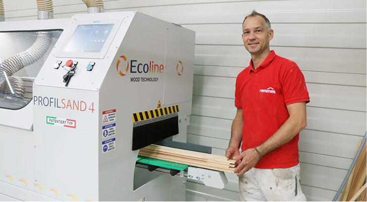 



Die neue Schleifmaschine von Ecoline im Kompetenzzentrum Holzoberfläche von Remmers in Löningen.
